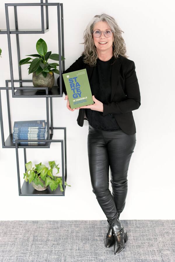 Sanne Markwall thinking pose